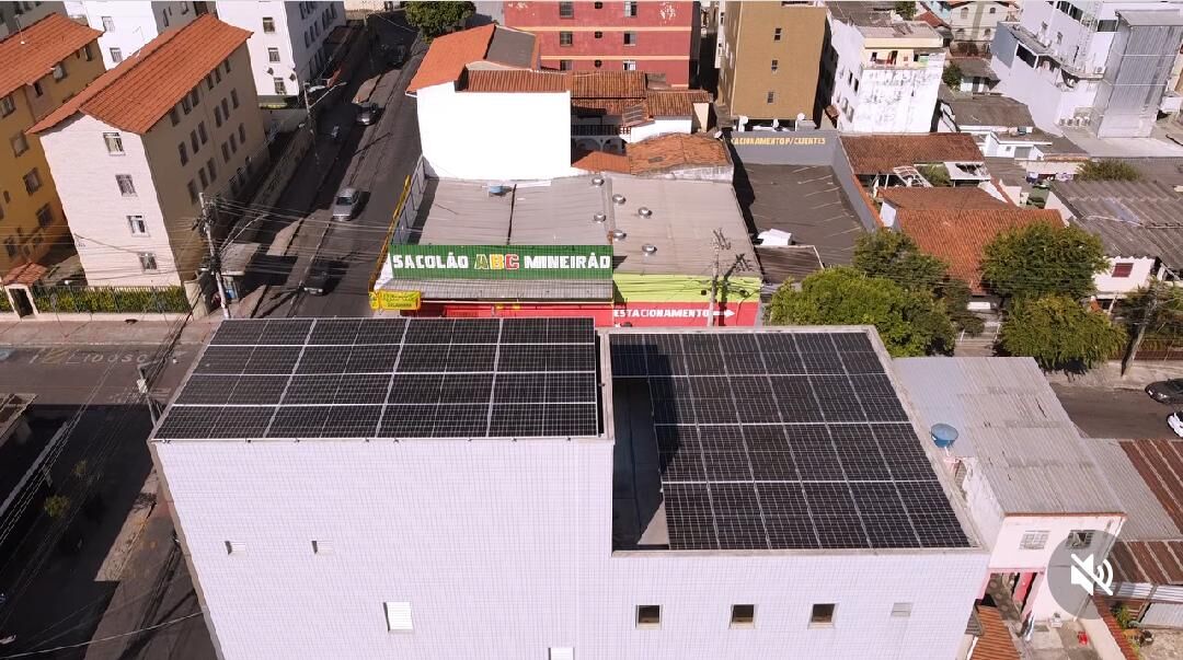 Energia solar comercial instalada no telhado de um supermercado