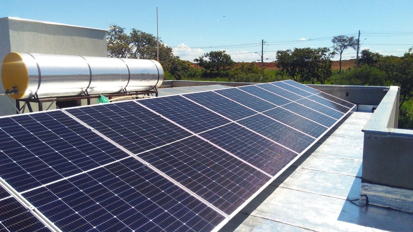 Sistema fotovoltaico instalado ao lado de aquecedor solar de água no mesmo telhado