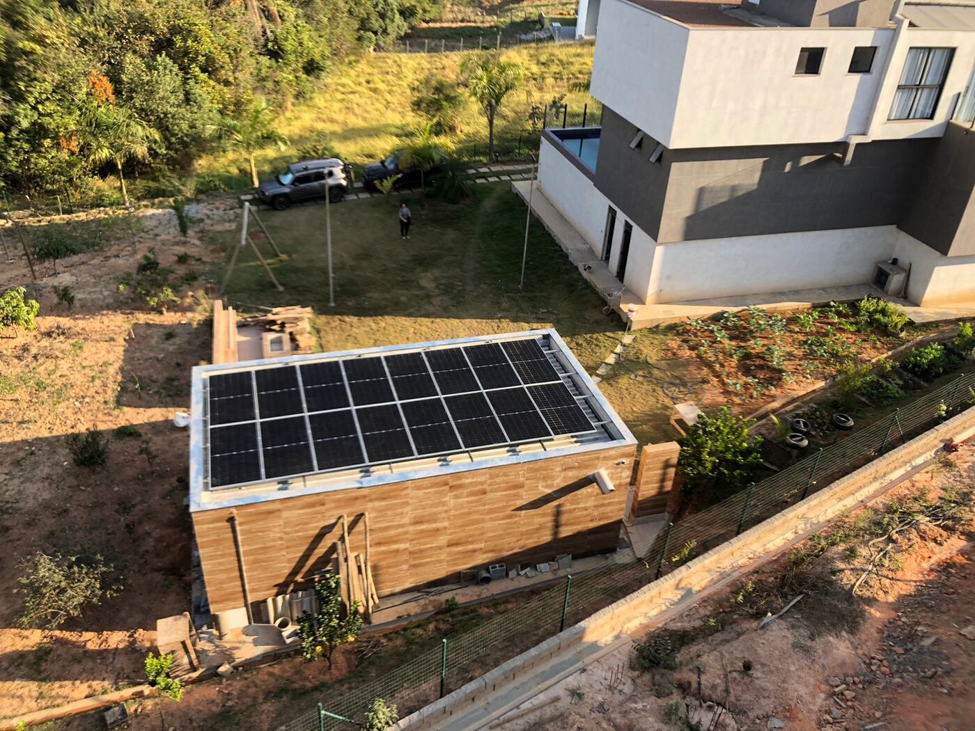 Instalação de energia solar em residência de alto padrão com piscina, vista aérea
