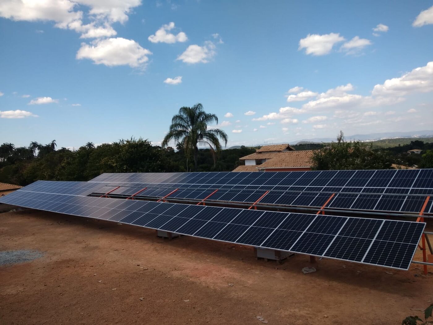 Sistema de energia solar instalado em estrutura no solo de condomínio residencial