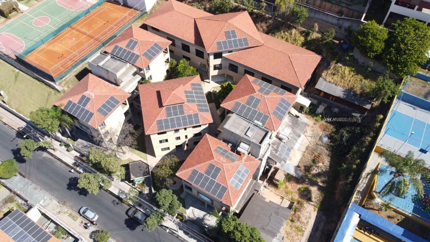 Vista aérea de instalação de energia solar em telhados residenciais executada pela equipe da BH Eletricista / Greensol