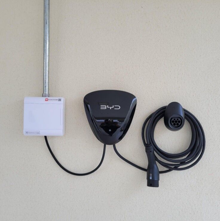 Wallbox BYD instalado em parede residencial em Belo Horizonte