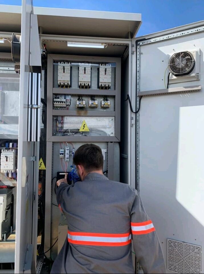 Técnico realizando manutenção em quadro elétrico industrial