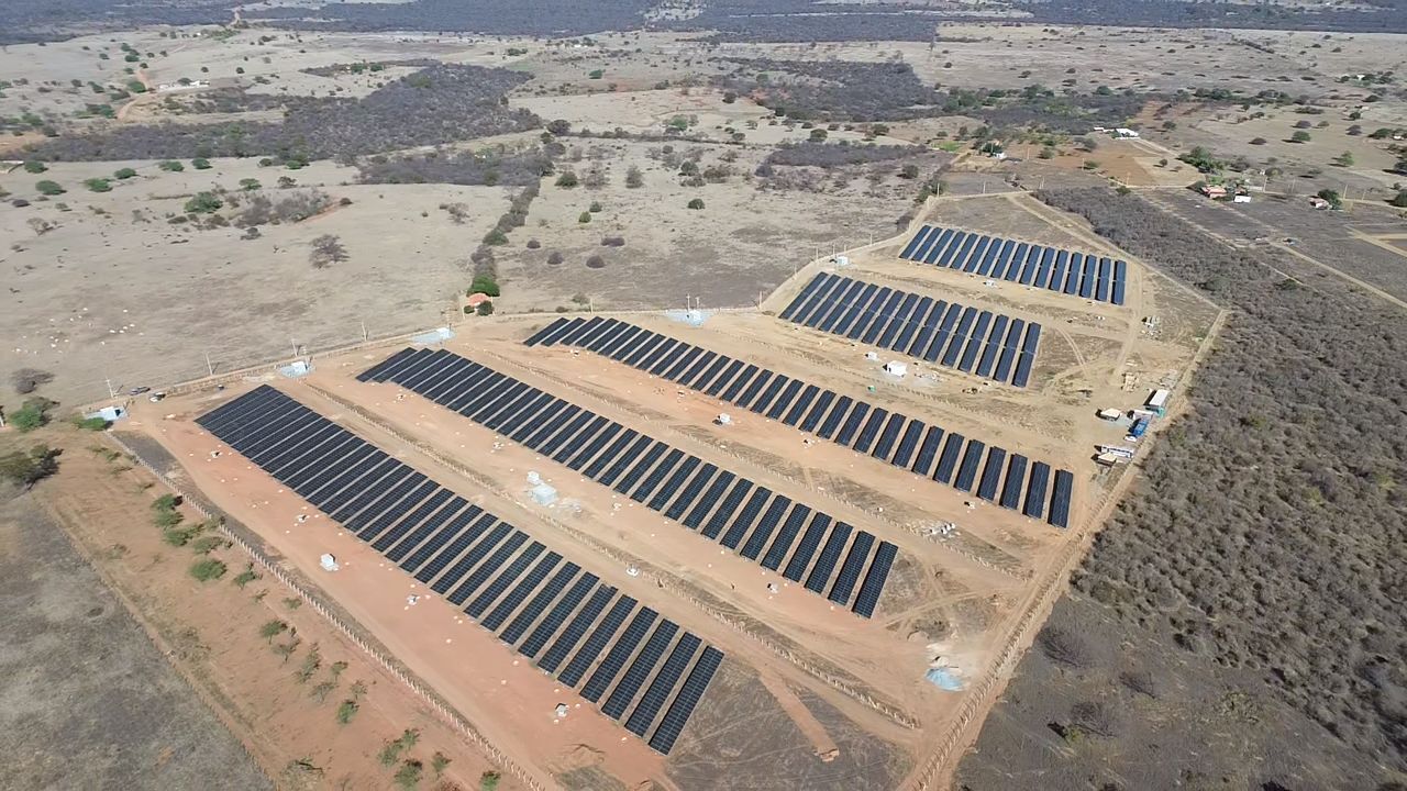 Vista aérea de usina solar fotovoltaica de grande porte